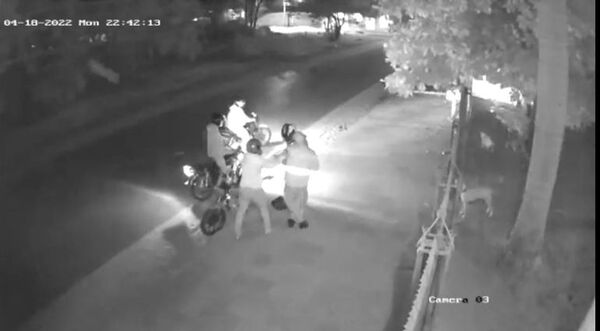 Dos motochorros fueron aprehendidos tras numerosas denuncias de robo en San Lorenzo - Nacionales - ABC Color