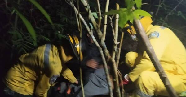 La Nación / Rescatan a adolescente tras 6 horas en una laguna en zona boscosa