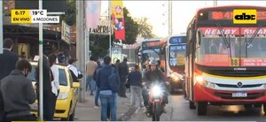 Colgados de la “estribera”: los pasajeros, tratados como carga - Nacionales - ABC Color
