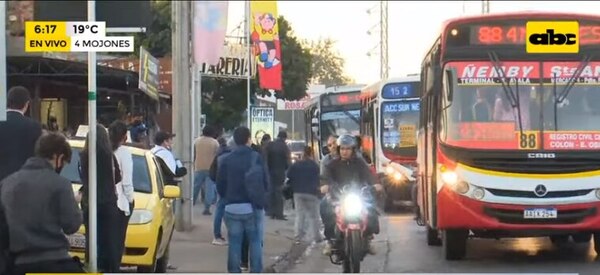 Colgados de la “estribera”: los pasajeros, tratados como carga - Nacionales - ABC Color
