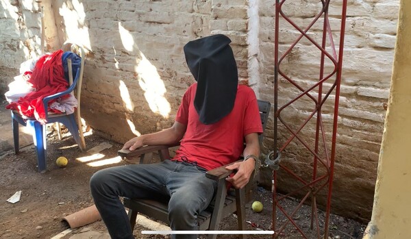 Joven es detenido tras intentar robar objetos de valor del interior de una camioneta