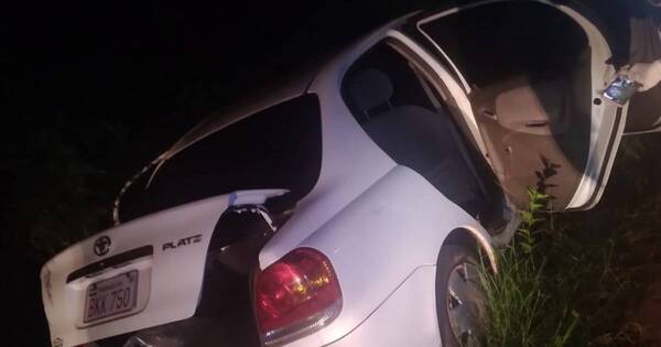 La Nación / Encuentran auto usado para asaltar camión con productos electrónicos