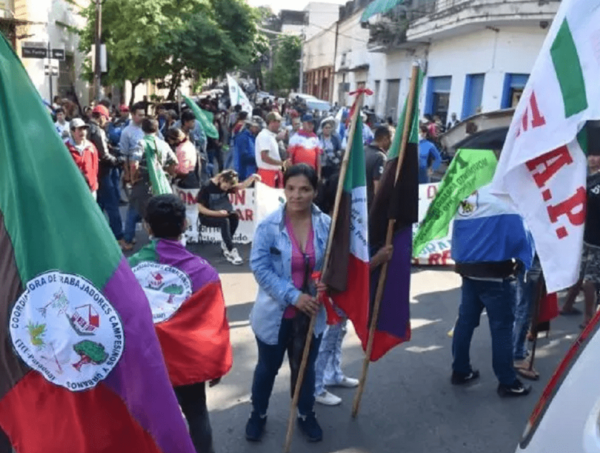 Campesinos, indígenas y sintechos piden que Congreso rechace criminalizar cierre de rutas · Radio Monumental 1080 AM