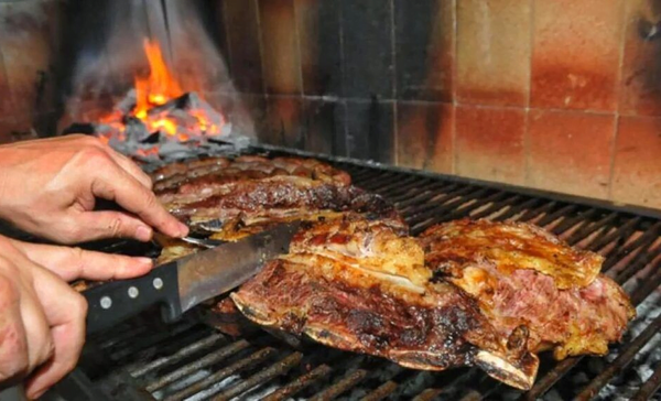 No la invitaron y denunció a sus vecinos por "hacer asado todos los días" - Noticiero Paraguay