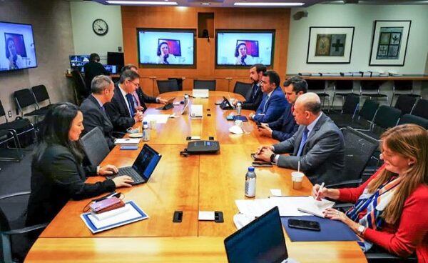 Llamosas y vicepresidente del BM comparten ideas para lograr un crecimiento más sostenible