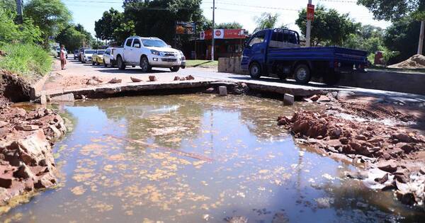 La Nación / Clausuran parte de la avenida Pratt Gill de Ñemby por desprendimiento de capa asfáltica