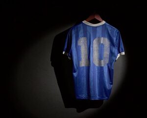 Diario HOY | La millonaria oferta con la que se abre subasta de camiseta mítica de Maradona