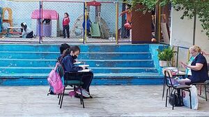 Alumnos dan clases en el patio en escuela subvencionada San José, denuncian - Nacionales - ABC Color