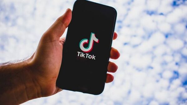 Dan 3 años de prisión a mujer por videos en TikTok, en Egipto