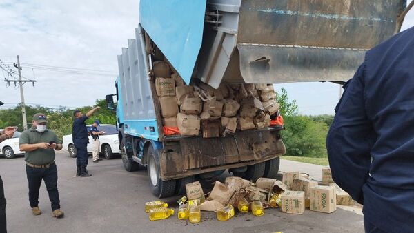 Traían aceites y alfajores de contrabando en camión recolector de basura