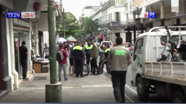 Municipalidad despeja aceras para libre paso para peatones - PARAGUAYPE.COM