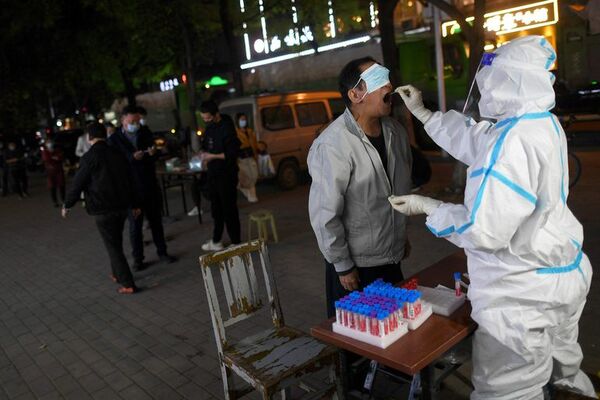Critican reparto de medicina china en Shanghái, que suma 8 muertos por covid - Mundo - ABC Color