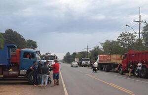 Camioneros paran para exigir que Petropar compre combustible sin intermediarios