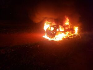 Quemó vehículo y luego robó una motocicleta para huir - Radio Imperio