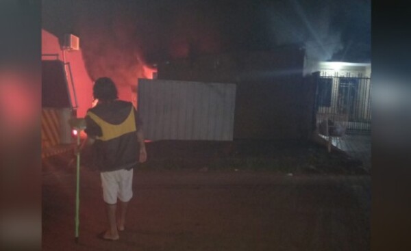 Habitación es consumida totalmente por incendio en Pdte. Franco