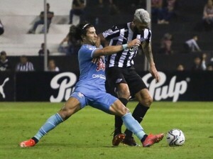 Libertad se salva de una derrota y vuelve a la cima del campeonato