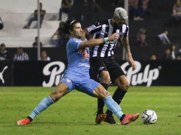 Libertad se salva de una derrota y vuelve a la cima del campeonato