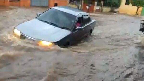 Raudales por intensa lluvia vuelven a poner en peligro a transeúntes