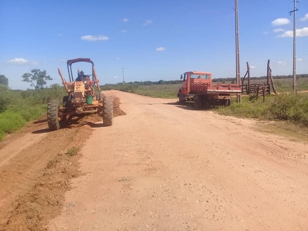 El MOPC mejora transitabilidad de caminos vecinales en Ñeembucú - .::Agencia IP::.
