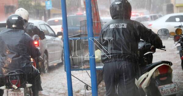 La Nación / Lluvias generaron caos en el tránsito y dejaron personas atrapadas en vehículos