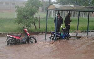 Raudales por intensa lluvia vuelven a poner en peligro a transeúntes en Central – Prensa 5
