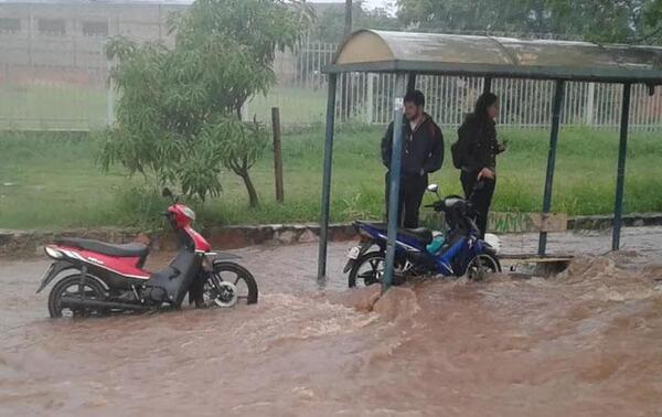Raudales por intensa lluvia vuelven a poner en peligro a transeúntes en Central – Prensa 5