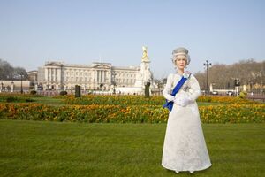 Mattel lanza la Barbie Isabel II, en homenaje a la monarca inglesa - El Independiente