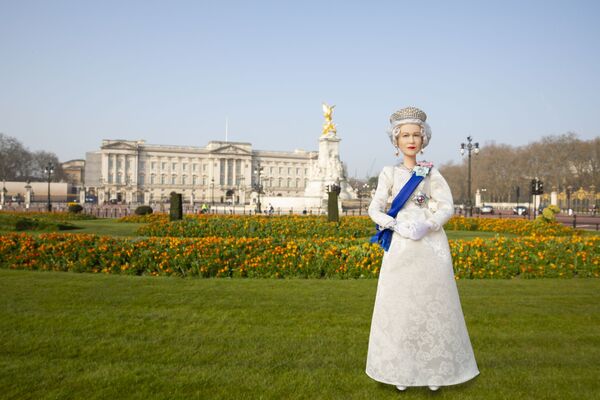 Mattel lanza la Barbie Isabel II, en homenaje a la monarca inglesa - El Independiente
