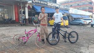 Regaló su bicicleta a un niño de escasos recursos