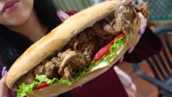 Inventó el sanwichón de trenzado y le comparan con ña Ñeca
