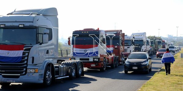 Camioneros siguen movilizados. Hoy se trataría proyecto que eleva pena por cierres de rutas - ADN Digital