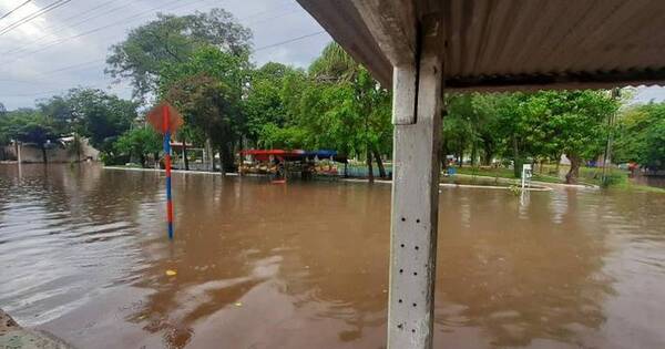 La Nación / Agua servida inundó una escuela en Asunción