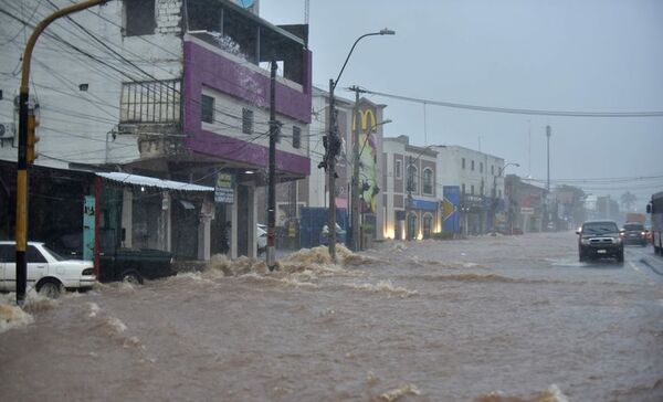 Fallido metrobús sigue golpeando a comerciantes: inundaciones con cada lluvia - Nacionales - ABC Color