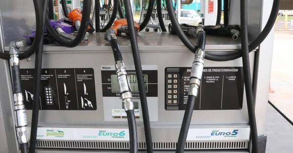La Nación / Precios de combustibles no bajarán, se plantea una fórmula para transparentar costos