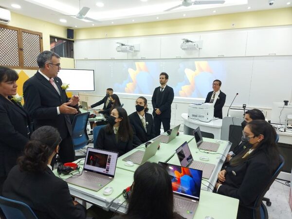 MEC inaugura aula innovadora para incorporación de TIC en la educación