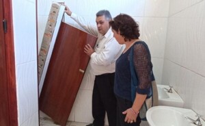 Estudiante se salva de ser aplastada por la puerta de un baño