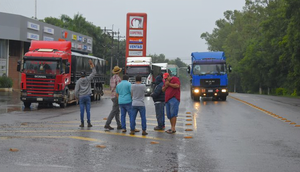 Movilización de camioneros sobre Ruta PY08 en Villarrica - Noticiero Paraguay