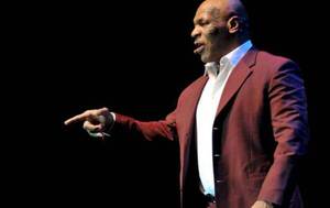 Crónica / [VIDEO] Mike Tyson noqueó a un fan que pesadeó con una selfie
