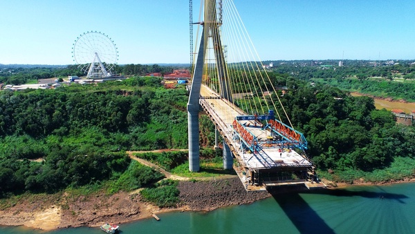 Dovelas a punto de unirse en el tramo central del Puente de la Integración