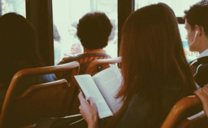 Diario HOY | "Bibliobus Línea 12": Buscan fomentar la lectura en viajes cotidianos
