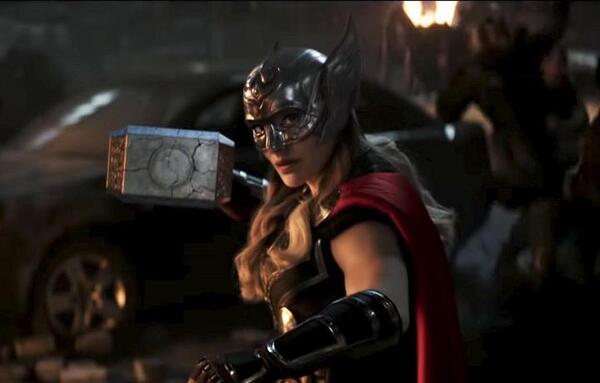 Natalie Portman y su nuevo póster como la poderosa Thor