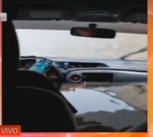 Furioso raudal inunda un vehículo en Asunción - Paraguay.com