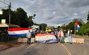 Camioneros realizan cierres intermitentes sobre la ruta PY02 en Caacupé - Nacionales - ABC Color