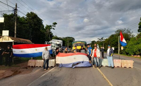 Camioneros realizan cierres intermitentes sobre la ruta PY02 en Caacupé - Nacionales - ABC Color