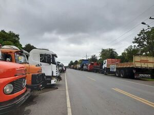 Camioneros siguen apostados en Tobati - Nacionales - ABC Color