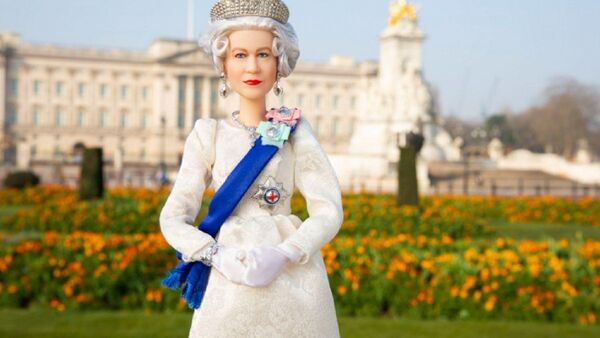 Mattel lanza Barbie de Isabel II en honor a sus 70 años de reinado