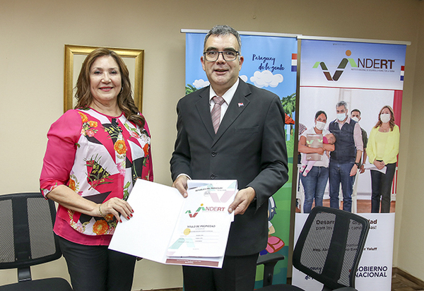 Indert entrega al MEC títulos de propiedad de cinco instituciones educativas - ADN Digital