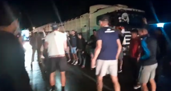 Versus / ¡Insólito! El plantel del 2 de Mayo tuvo que patear penales para pasar un cierre de ruta - PARAGUAYPE.COM