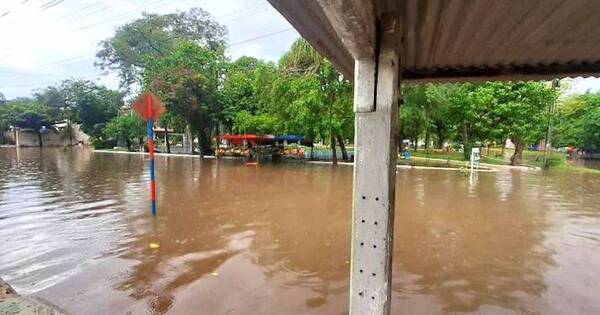 La Nación / Agua servida inundó escuela en Asunción