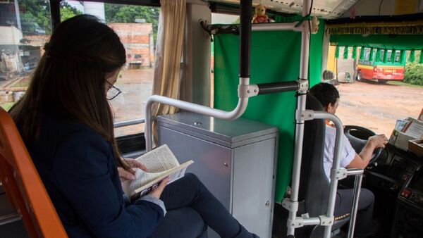 Desde esta tarde, pasajeros ya podrán leer con la línea 12